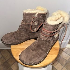 Women’s Ugg Caspia MukLuk Brown Leather Lace Up Fur
Lined Boots Size 8
